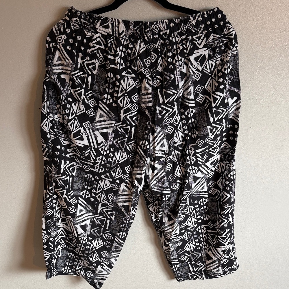Kim Rogers Black & White Geometric Capris Size L